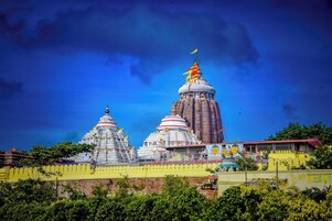 Un ensemble de temples comprenant de nombreux dômes et des sculptures complexes.