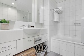 Sèche-cheveux, serviettes fournies, savon, papier toilette