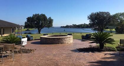 Stylish Studio on Lake Conroe