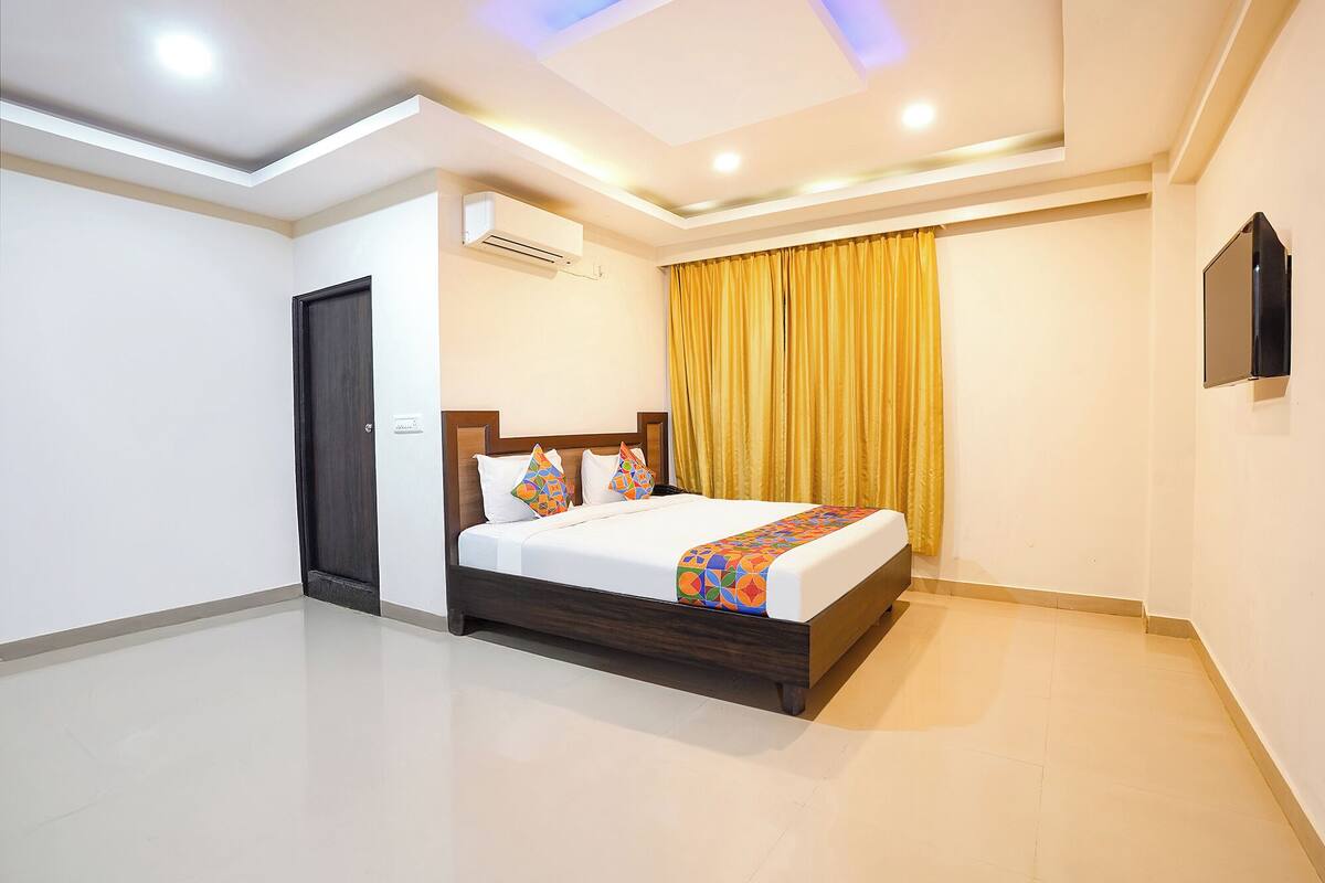 Egyptian cotton sheets, premium bedding, in-room safe, free WiFi