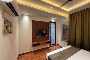 Egyptian cotton sheets, premium bedding, in-room safe, free WiFi