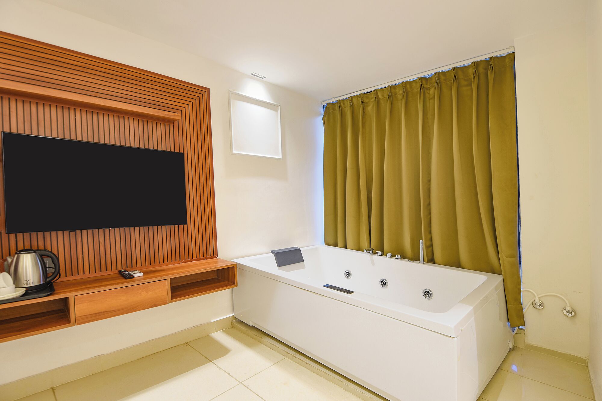 Private spa tub