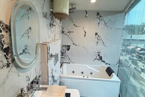 Shower, rainfall showerhead, free toiletries, towels