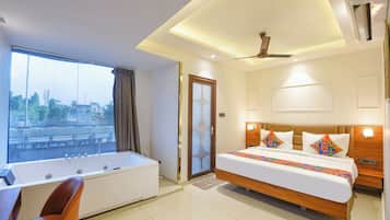 Egyptian cotton sheets, premium bedding, in-room safe, free WiFi