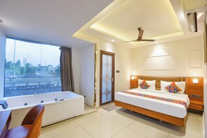 Egyptian cotton sheets, premium bedding, in-room safe, free WiFi