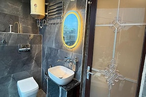 Deluxe Room | Bathroom