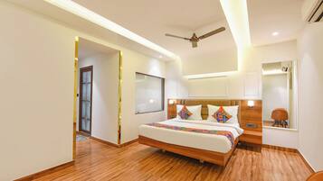 Egyptian cotton sheets, premium bedding, in-room safe, free WiFi