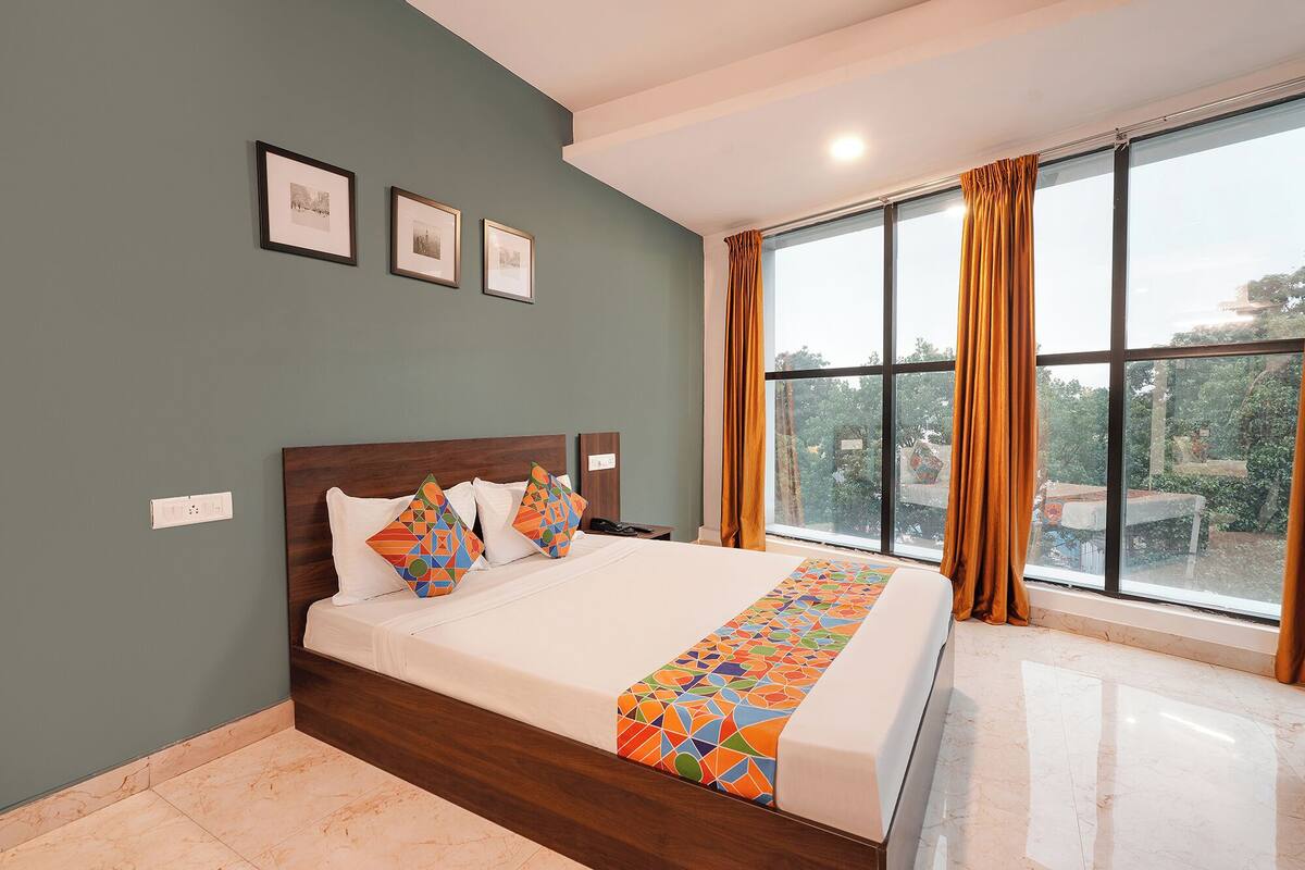 Egyptian cotton sheets, premium bedding, in-room safe, free WiFi