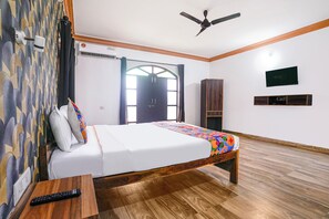 Egyptian cotton sheets, premium bedding, in-room safe, free WiFi - Via Romeo's Stays (Calangute)