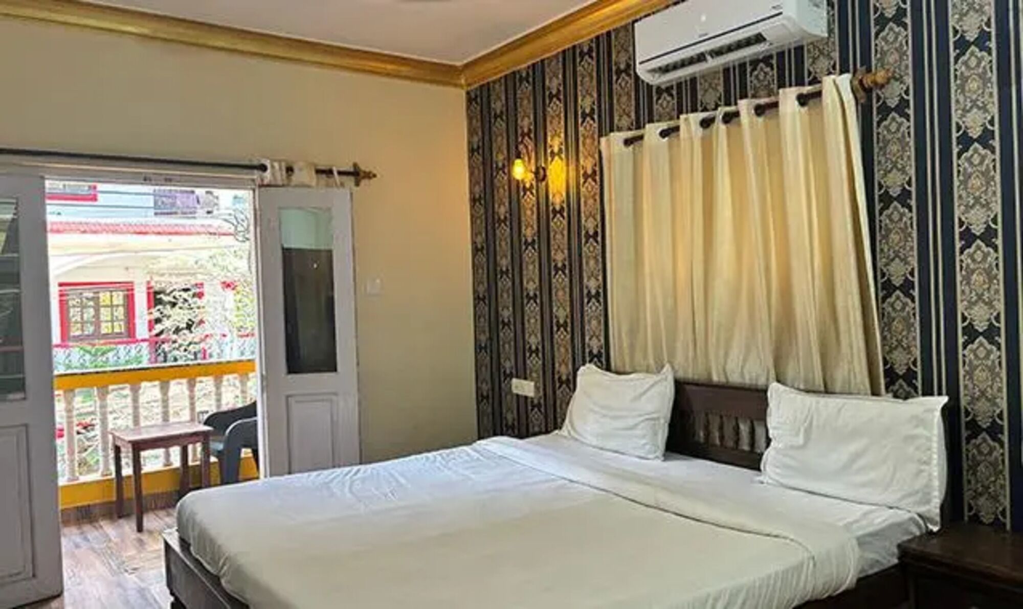 Lakens van Egyptisch katoen, luxe beddengoed, een kluis op de kamer