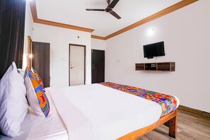 Egyptian cotton sheets, premium bedding, in-room safe, free WiFi - Via Romeo's Stays (Calangute)