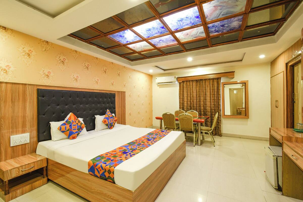 Luxury Suite | Egyptian cotton sheets, premium bedding, in-room safe, free WiFi