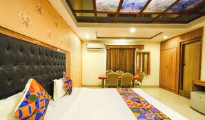 Egyptian cotton sheets, premium bedding, in-room safe, free WiFi