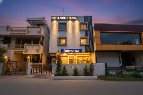 Fabhotel White Pearl