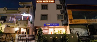 Fabhotel White Pearl