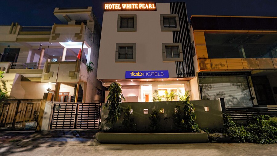 Fabhotel White Pearl