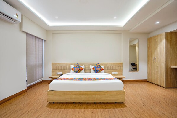 Egyptian cotton sheets, premium bedding, in-room safe, free WiFi - Fabhotel White Pearl (Indore)