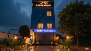 Un edificio moderno de hotel con un letrero que dice "HOTEL SEEMANSH" y "fabHOTELS" en la entrada.