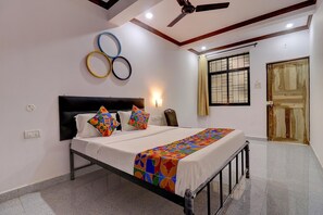 Egyptian cotton sheets, premium bedding, in-room safe, free WiFi - Fabhotel Zelosena (Calangute)