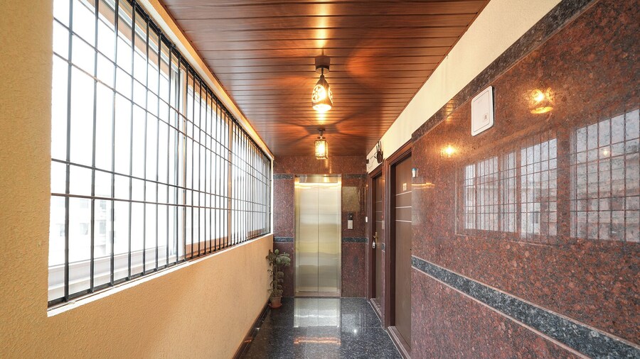 Fabhotel Royal Suites I