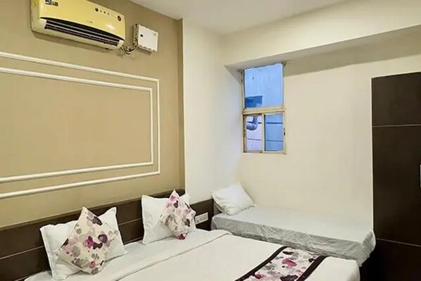 Egyptian cotton sheets, premium bedding, in-room safe, free WiFi