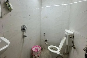 Shower, rainfall showerhead, free toiletries, towels