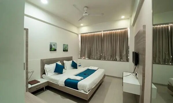 Egyptian cotton sheets, premium bedding, in-room safe, free WiFi