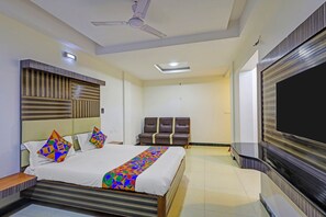 Egyptian cotton sheets, premium bedding, in-room safe, free WiFi