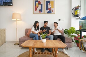 Lobby sitting area - Fabhotel Chirag Inn (Indore)