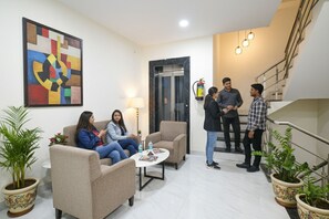 Lobby sitting area - Fabhotel Chirag Inn (Indore)