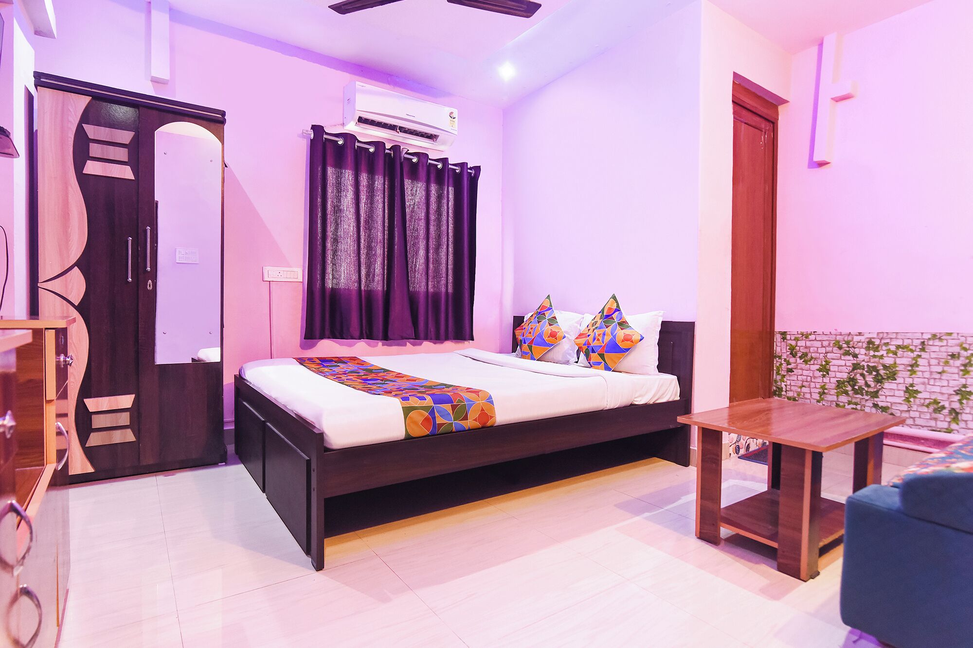 Egyptian cotton sheets, premium bedding, in-room safe, free WiFi