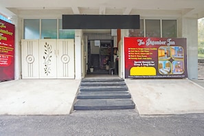 Property entrance - Fabhotel The Digamber Inn (Pune)