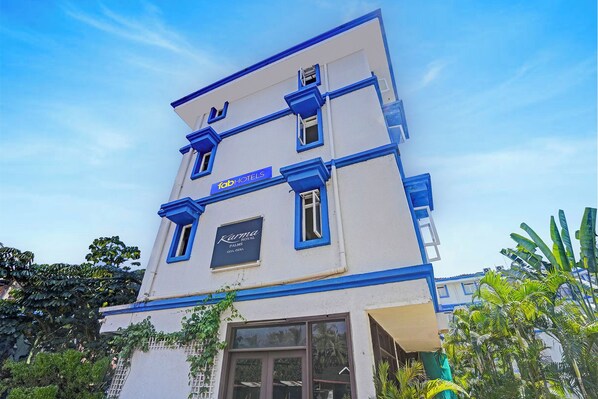 A building with a sign for 'Karma Royal Palms' and '1ab Hotels'. - Via Park Grand Royal Palms - 5 min Drive from Benaulim Beach (Benaulim)