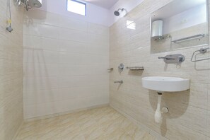 Premium kamer | Badkamer | Een douche, een regendouche, gratis toiletartikelen, handdoeken