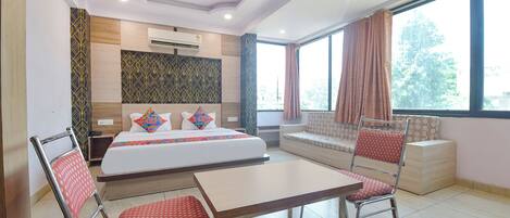 Egyptian cotton sheets, premium bedding, in-room safe, free WiFi