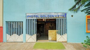 Indgangen til Hotel Golden Keys med en Buddha-statue og en receptionsdisk.