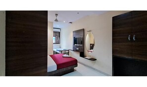Egyptian cotton sheets, premium bedding, in-room safe, free WiFi