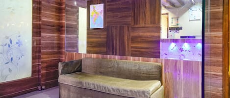 Coin salon dans le hall