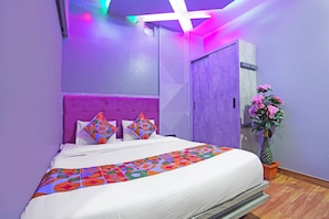 Egyptian cotton sheets, premium bedding, in-room safe, free WiFi - Via Arya (Pune)