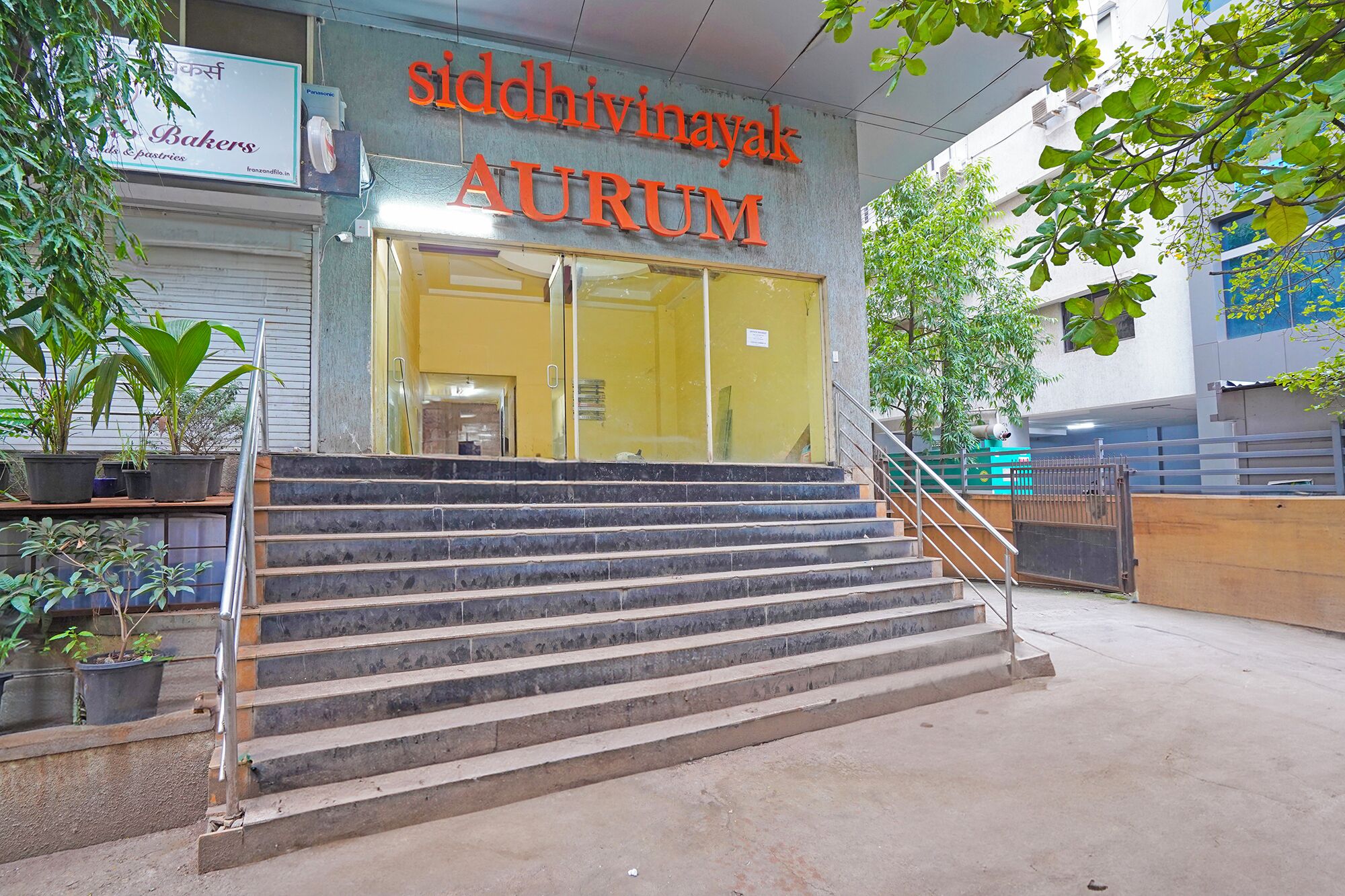 Ein Gebäude mit einem Schild, auf dem 'siddhipvinayak AURUM' steht.