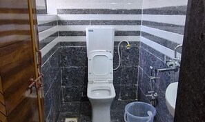 Shower, rainfall showerhead, free toiletries, towels