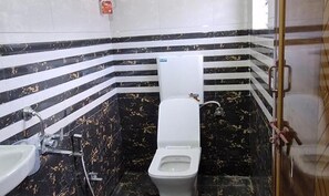 Shower, rainfall showerhead, free toiletries, towels