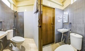 Dusj, regndusjhode, toalettartikler (inkludert) og håndklær