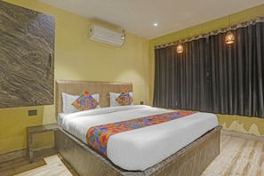 Egyptian cotton sheets, premium bedding, in-room safe, free WiFi