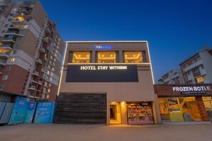 Et moderne hotel med et skilt, der viser 