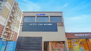 Un hôtel appelé « Fabi Hotels » avec une enseigne indiquant « Séjour à l’hôtel ».