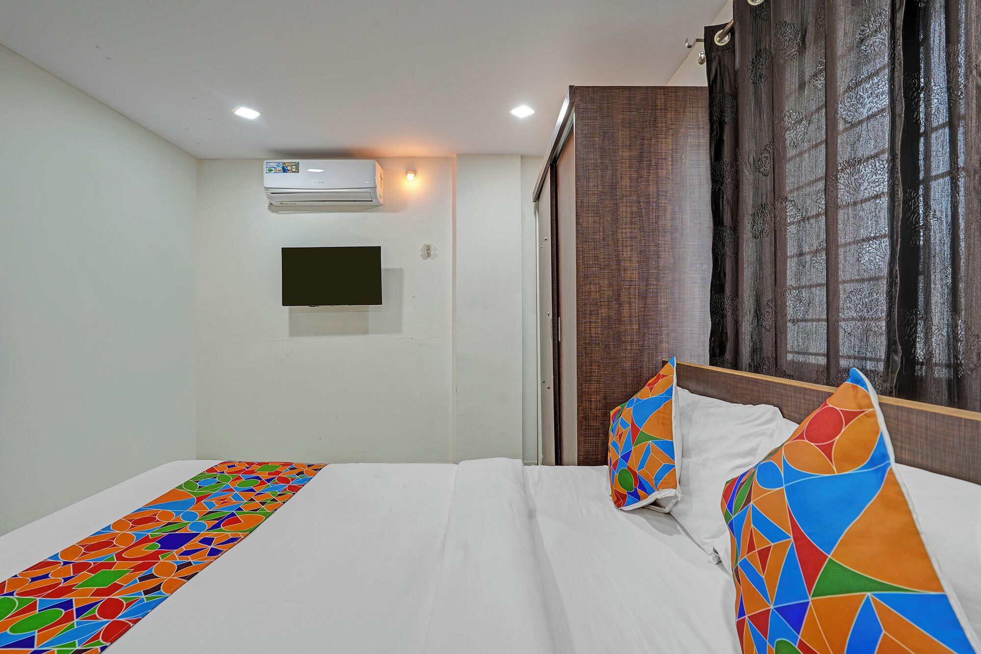 Egyptian cotton sheets, premium bedding, free WiFi, bed sheets