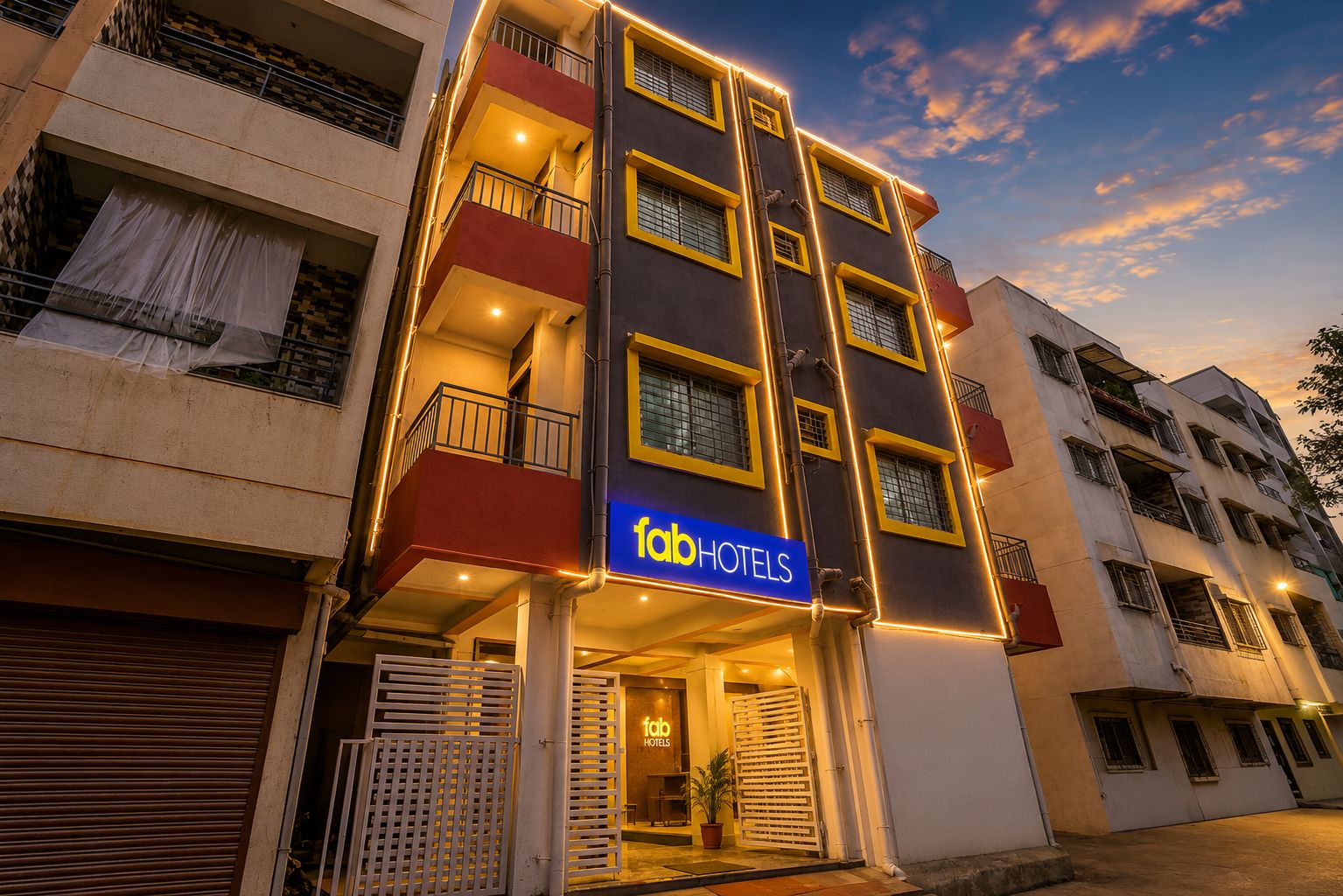 Un edificio de varios pisos con un letrero que indica 'fab hotels', señalando que se trata de un hotel.