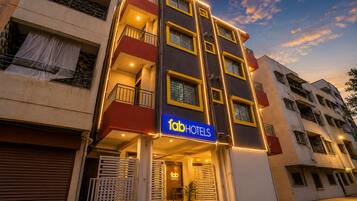 Un edificio de varios pisos con un letrero que indica 'fab hotels', señalando que se trata de un hotel.