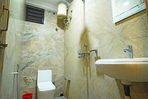 Deluxe Room | Bathroom | Shower, rainfall showerhead, free toiletries, towels